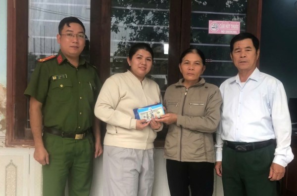 Nhặt gần 2.000 USD trong hàng cứu trợ vùng lũ, người dân nhờ công an tìm chủ Nhặt gần 2.000 USD trong hàng cứu trợ vùng lũ, người dân nhờ công an tìm chủ