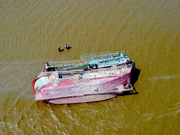 Những con tàu 'gãy cánh' sau bão Kalmaegi Những con tàu 'gãy cánh' sau bão Kalmaegi