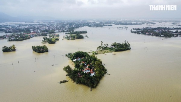 Nơi trũng nhất rốn lũ Hòa Xuân: Thôn xóm tan hoang, nhiều nhà còn đang ngập
