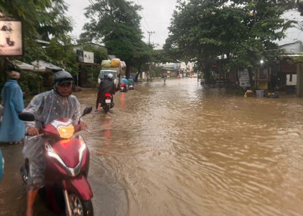 Nước sông Vu Gia, Túy Loan dâng cao, người dân trắng đêm chạy lụt