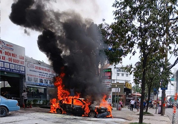 Ô tô cháy trơ khung sắt trước garage ở TP.HCM