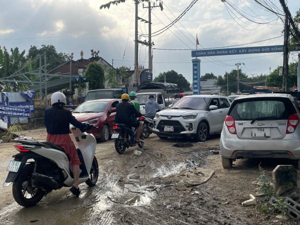 Ô tô 'cố thủ' trên cầu, đường ở Nha Trang sau mưa lũ, gây bức xúc