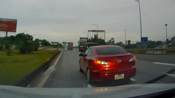 Ô tô con chuyển làn 'như tự sát' trên cao tốc, suýt gây tai nạn liên hoàn Ô tô con chuyển làn 'như tự sát' trên cao tốc, suýt gây tai nạn liên hoàn