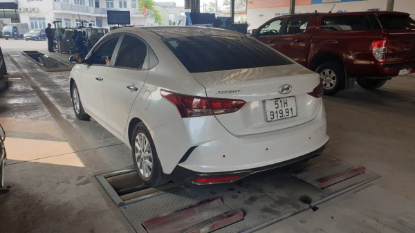 Ô tô hỏng đèn soi biển số có 'đậu' đăng kiểm?