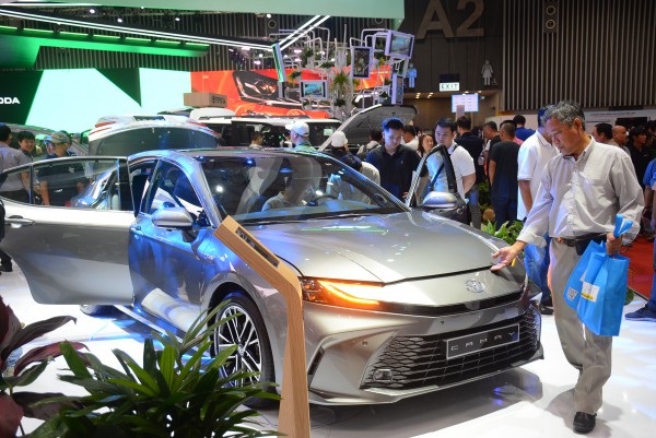 Ô tô hybrid tại Việt Nam 'đua' giảm giá, nhiều mẫu mới ưu đãi hàng chục triệu đồng Ô tô hybrid tại Việt Nam 'đua' giảm giá, nhiều mẫu mới ưu đãi hàng chục triệu đồng