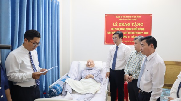 Ông Lê Quốc Phong trao Huy hiệu 60 năm tuổi Đảng đến cụ Nguyễn Duy Anh Ông Lê Quốc Phong trao Huy hiệu 60 năm tuổi Đảng đến cụ Nguyễn Duy Anh