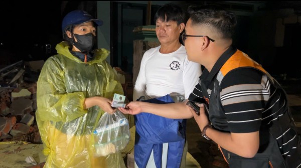 PV Thanh Niên nơi rốn lũ miền Trung: Vừa đưa tin vừa kết nối nhân ái PV Thanh Niên nơi rốn lũ miền Trung: Vừa đưa tin vừa kết nối nhân ái