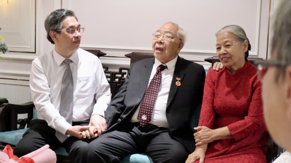 Phó bí thư Nguyễn Phước Lộc trao Huy hiệu Đảng cho nguyên Phó chủ tịch UBND TP.HCM Phó bí thư Nguyễn Phước Lộc trao Huy hiệu Đảng cho nguyên Phó chủ tịch UBND TP.HCM