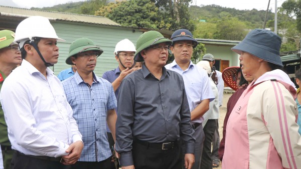 Phó thủ tướng Hồ Quốc Dũng thị sát tình trạng sạt lở do mưa lũ tại Quảng Ngãi