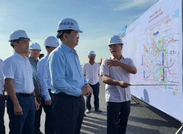 Phó thủ tướng kiểm tra dự án Vành đai 3 vượt sông Đồng Nai kết nối TP.HCM với Nhơn Trạch Phó thủ tướng kiểm tra dự án Vành đai 3 vượt sông Đồng Nai kết nối TP.HCM với Nhơn Trạch