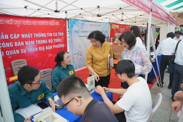 Phường Chợ Lớn chuyển đổi số: Hướng tới công dân số toàn diện Phường Chợ Lớn chuyển đổi số: Hướng tới công dân số toàn diện