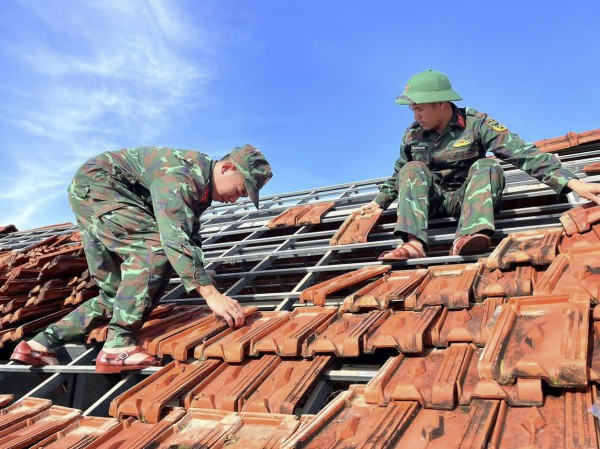 Quân đội, công an, thanh niên giúp dân dựng lại nhà sau bão Kalmaegi Quân đội, công an, thanh niên giúp dân dựng lại nhà sau bão Kalmaegi