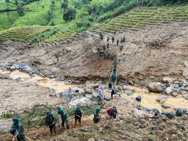 Quảng Ngãi: Gần 200 bộ đội mở đường vào 5 thôn bị cô lập ở xã Ngọc Linh