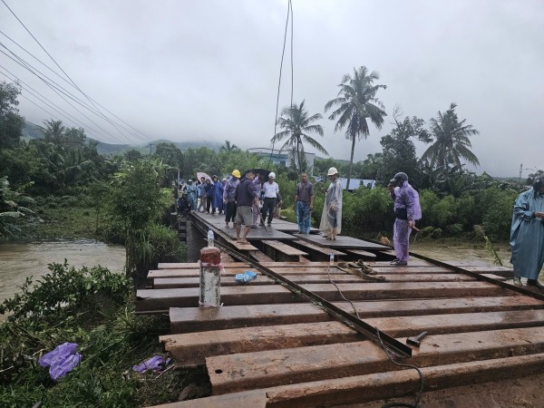 Quảng Ngãi: Làm cầu sắt tạm giúp hơn 1.800 người dân tránh bị cô lập