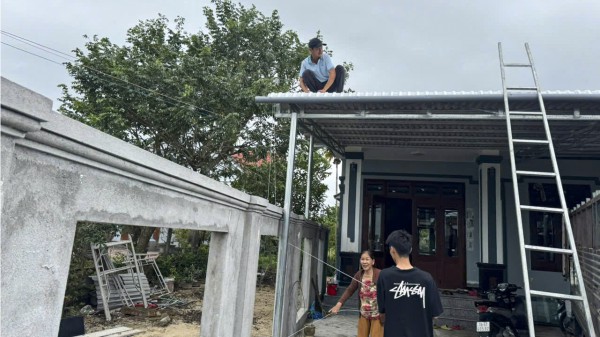 Quảng Ngãi: Người dân vùng biển cấp tập chằng chống nhà, tàu thuyền trước bão số 13 Kalmaegi Quảng Ngãi: Người dân vùng biển cấp tập chằng chống nhà, tàu thuyền trước bão số 13 Kalmaegi