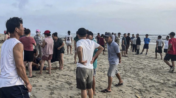 Quảng Ngãi: Sóng lớn đánh chìm ghe, hai vợ chồng được cứu thoát