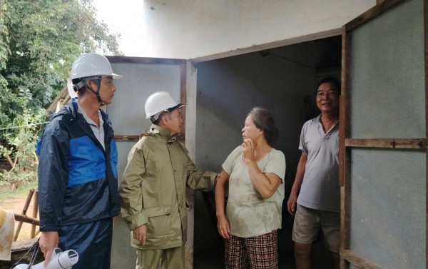 Quảng Ngãi 'chạy đua' di dời dân tránh bão Kalmaegi Quảng Ngãi 'chạy đua' di dời dân tránh bão Kalmaegi
