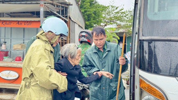 Quảng Ngãi 'chạy đua' di dời dân tránh bão Kalmaegi Quảng Ngãi 'chạy đua' di dời dân tránh bão Kalmaegi