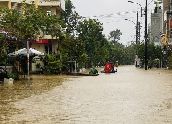 Quảng Trị: Miền núi sạt lở hàng chục điểm, tàu chìm do mưa lớn