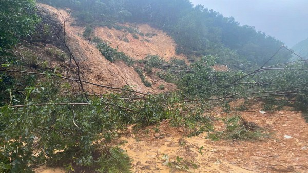 Quảng Trị: Miền núi sạt lở hàng chục điểm, tàu chìm do mưa lớn