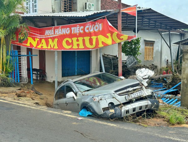 Rốn lũ Phú Yên cũ gượng dậy giữa đổ nát sau ngập lụt lịch sử