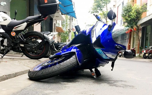 Rủi ro khi lắp gù chống đổ 'rởm' cho mô tô, xe máy