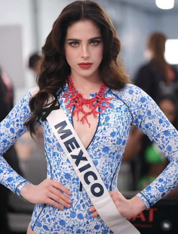 Sắc vóc quyến rũ của nhà thiết kế đăng quang Hoa hậu Hoàn vũ 2025 Sắc vóc quyến rũ của nhà thiết kế đăng quang Hoa hậu Hoàn vũ 2025