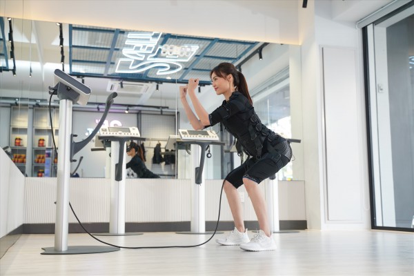 Sao Việt khoẻ đẹp: Lan Ngọc giữ eo 54cm nhờ chăm chỉ gập bụng, yoga