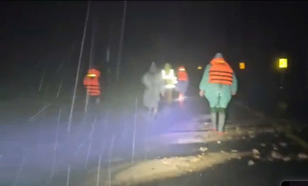 Sạt lở đèo Khánh Lê, đèo Ngoạn Mục: CSGT Lâm Đồng giải cứu nhiều người trong đêm Sạt lở đèo Khánh Lê, đèo Ngoạn Mục: CSGT Lâm Đồng giải cứu nhiều người trong đêm