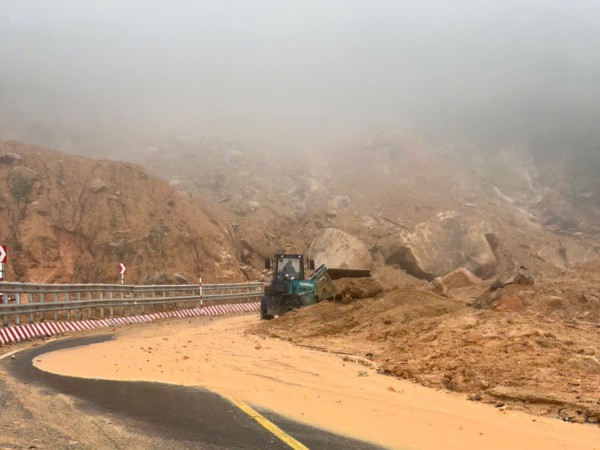 Sạt lở đèo Khánh Lê, đường đến Đà Lạt thêm điểm ách tắc Sạt lở đèo Khánh Lê, đường đến Đà Lạt thêm điểm ách tắc