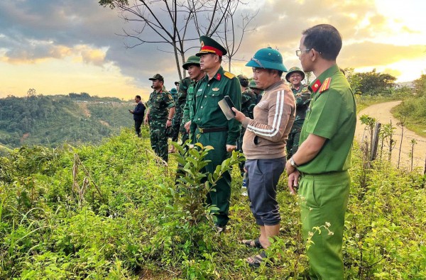 Sạt lở núi đá chảy như thác ở Đà Nẵng: Dùng flycam, chó nghiệp vụ tìm người Sạt lở núi đá chảy như thác ở Đà Nẵng: Dùng flycam, chó nghiệp vụ tìm người