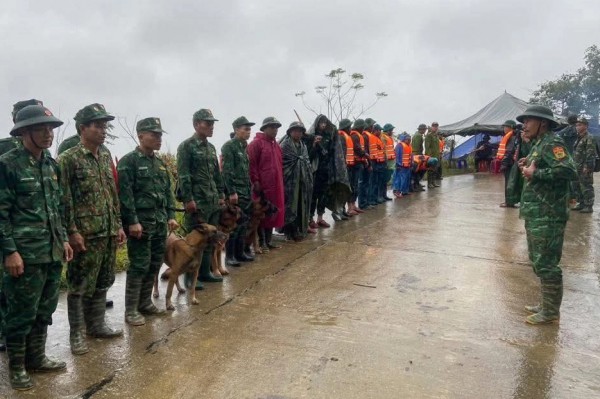 Sạt lở núi ở Đà Nẵng: Quân đội khẩn trương tìm người mất tích Sạt lở núi ở Đà Nẵng: Quân đội khẩn trương tìm người mất tích
