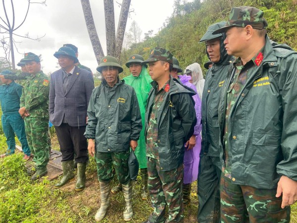 Sạt lở núi ở Đà Nẵng: Quân đội khẩn trương tìm người mất tích Sạt lở núi ở Đà Nẵng: Quân đội khẩn trương tìm người mất tích