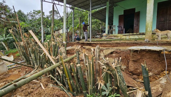 Sạt lở uy hiếp nhiều nhà dân vùng cao Khe Sanh, Quảng Trị Sạt lở uy hiếp nhiều nhà dân vùng cao Khe Sanh, Quảng Trị