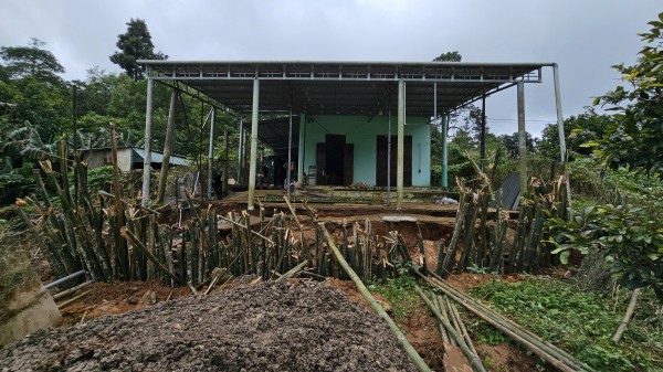 Sạt lở uy hiếp nhiều nhà dân vùng cao Khe Sanh, Quảng Trị Sạt lở uy hiếp nhiều nhà dân vùng cao Khe Sanh, Quảng Trị