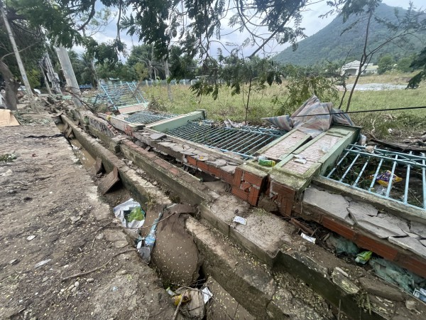 Sau lũ ở Nha Trang: Công trình sụp đổ lộ rõ không có một cây sắt Sau lũ ở Nha Trang: Công trình sụp đổ lộ rõ không có một cây sắt