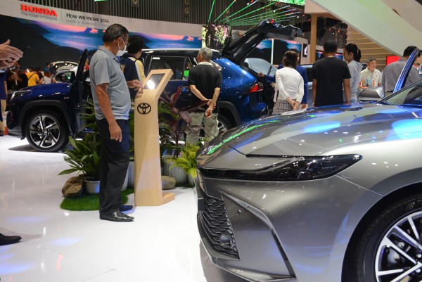 Sedan 'xịn' nhất của Toyota tăng gấp đôi ưu đãi, giảm giá hơn 150 triệu đồng Sedan 'xịn' nhất của Toyota tăng gấp đôi ưu đãi, giảm giá hơn 150 triệu đồng