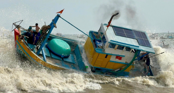 Sóng lớn đánh chìm hàng loạt tàu cá ở Lâm Đồng