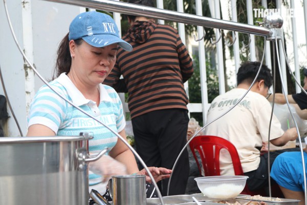TP.HCM: Gánh bánh canh 0 đồng gây xúc động tại điểm cứu trợ vùng lũ miền Trung