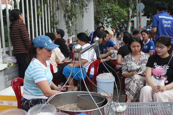 TP.HCM: Gánh bánh canh 0 đồng gây xúc động tại điểm cứu trợ vùng lũ miền Trung