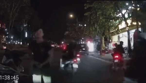 TP.HCM: Nam thanh niên chặn đường, đập phá ô tô trên đường Trần Não