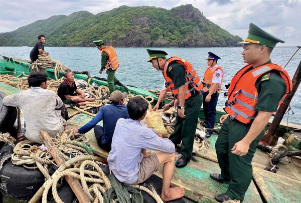 TP.HCM: Nhiều tàu cá bị nạn, 3 người tử vong, 5 ngư dân được cứu sống TP.HCM: Nhiều tàu cá bị nạn, 3 người tử vong, 5 ngư dân được cứu sống