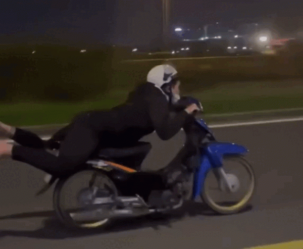 TP.HCM: Xác minh clip nam thanh niên 'diễn xiếc' khi lái xe trên song hành cao tốc TP.HCM: Xác minh clip nam thanh niên 'diễn xiếc' khi lái xe trên song hành cao tốc