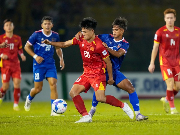 Tân binh đội tuyển Việt Nam tiết lộ lời dặn của thầy Kim, ca ngợi Xuân Son ở đẳng cấp khác Tân binh đội tuyển Việt Nam tiết lộ lời dặn của thầy Kim, ca ngợi Xuân Son ở đẳng cấp khác