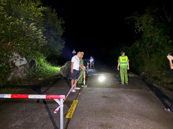 Tảng đá khoảng 5 tấn lăn từ vách núi xuống đường Hồ Chí Minh