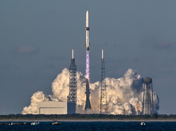 Tên lửa của tỉ phú Jeff Bezos đáp thành công sau khi phóng vệ tinh Tên lửa của tỉ phú Jeff Bezos đáp thành công sau khi phóng vệ tinh