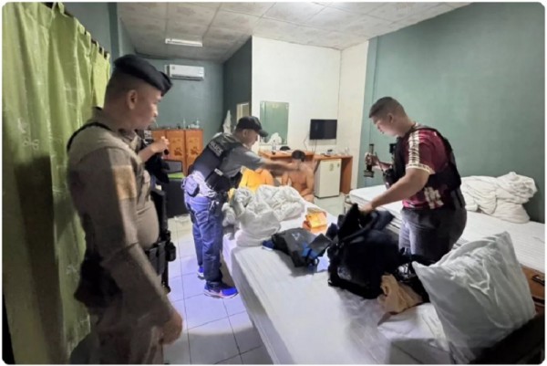 Thái Lan bắt 42 người Trung Quốc bị nghi chuẩn bị sang Campuchia để lừa đảo Thái Lan bắt 42 người Trung Quốc bị nghi chuẩn bị sang Campuchia để lừa đảo