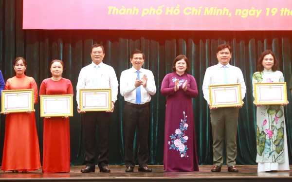 Thành ủy TP.HCM tuyên dương 221 điển hình dân vận khéo