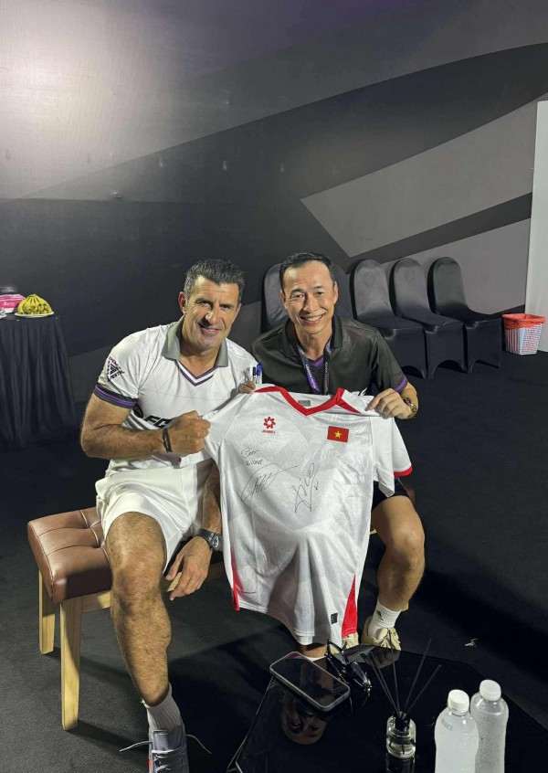 ‘Thiên thần’ Kaka và huyền thoại Figo truyền cảm hứng bóng đá đến Việt Nam