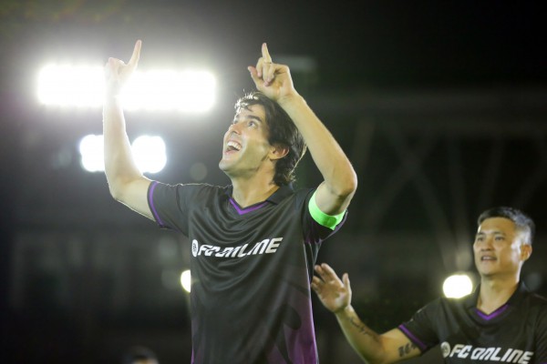 ‘Thiên thần’ Kaka và huyền thoại Figo truyền cảm hứng bóng đá đến Việt Nam